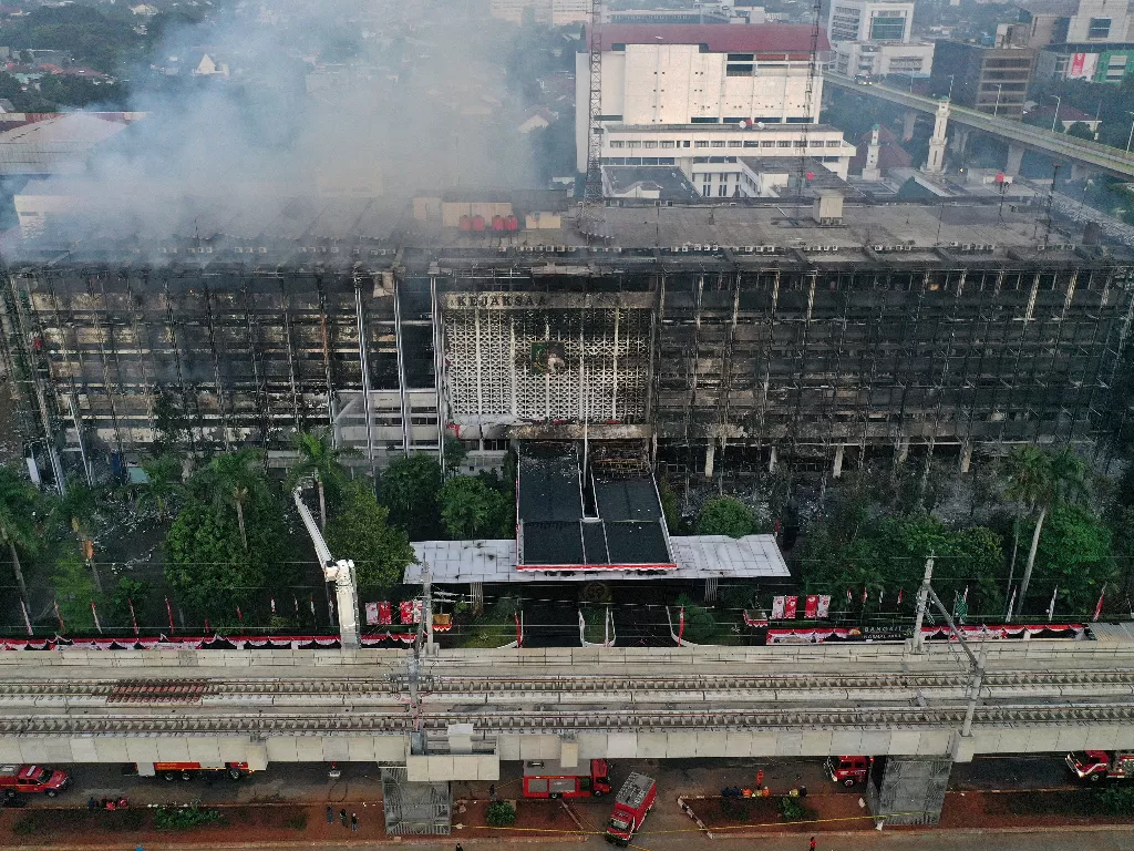 Foto udara gedung utama Kejaksaan Agung yang terbakar di Jakarta, Minggu (23/8/2020). (ANTARA FOTO/Aditya Pradana Putra)