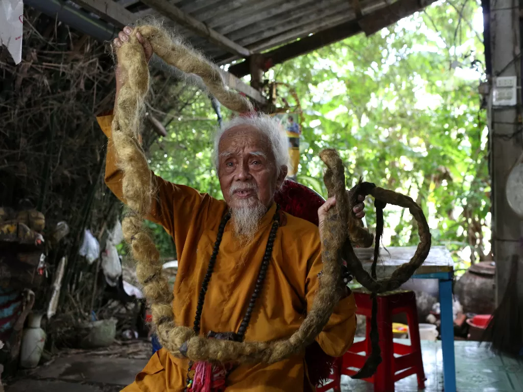 Kakek di Vietnam yang mempunyai rambut sepanjang 5 meter yang belum pernah dirinya potong selama kurang lebih 70 tahun. (photo/REUTERS / Yen Duong)
