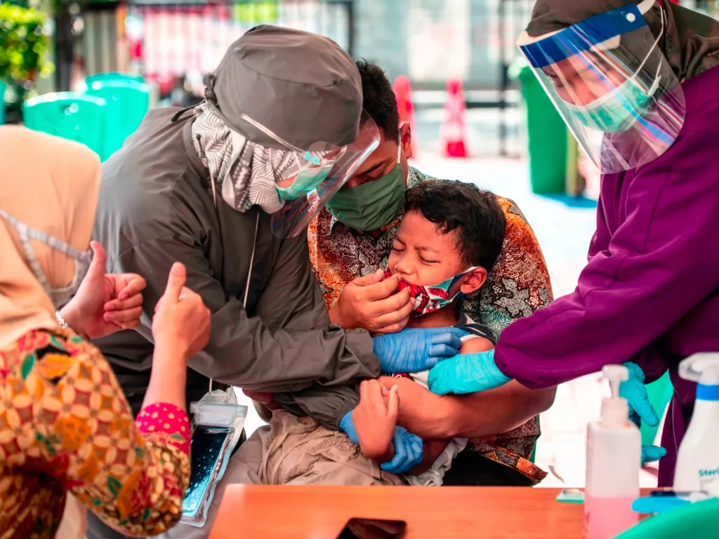 Dokter dari Puskesmas Kecamatan Tebet (kanan) menyuntikan vaksin Measles Rubella (MR) kepada pelajar SDN Tebet Timur 15 (ANTARA FOTO/Aprillio Akbar)
