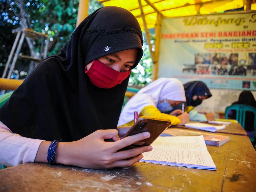 Sejumlah siswa belajar secara daring dengan memanfaatkan fasilitas jaringan internet gratis di Kampung Sukamaju, Padalarang, Bandung (26/8/2020). (ANTARA/Raisan Al Farisi)