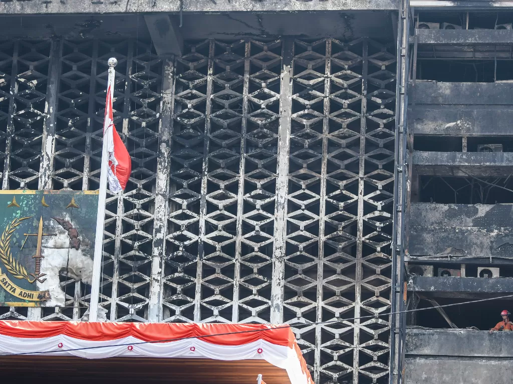 Petugas Pemadam Kebakaran melakukan proses pendinginan di gedung utama Kejaksaan Agung yang terbakar di Jakarta, Minggu (23/8/2020). (ANTARA FOTO/Galih Pradipta)