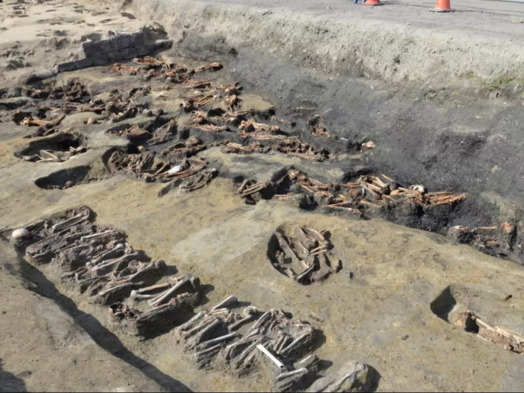 Penemuan tulang belulang manusia di makam bersejarah Osaka. (REUTERS/Handout)