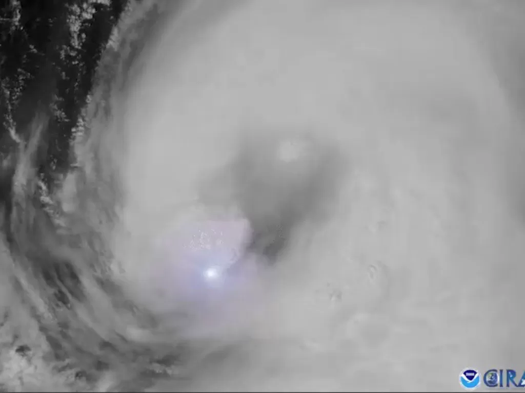 Penampakan satelit dari Badai Laura (REUTERS/NOAA)