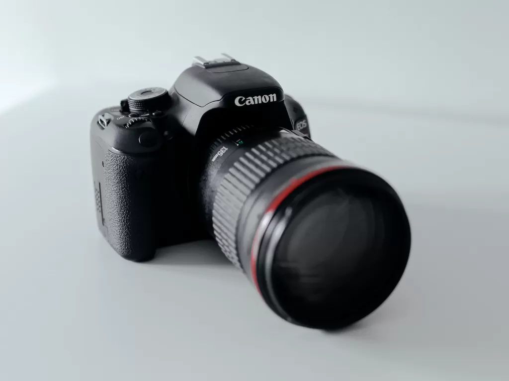 Kamera DSLR Canon EOS (photo/Unsplash/Tom Pumford)