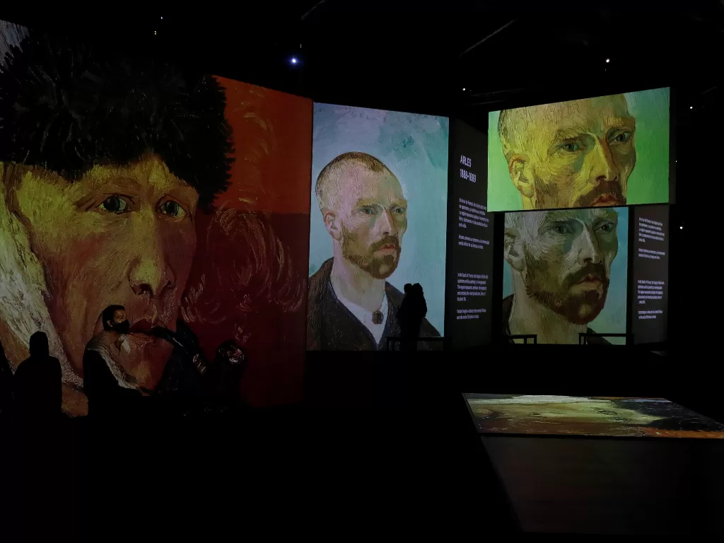 Orang-orang melihat proyeksi potret diri Vincent Van Gogh di pameran 