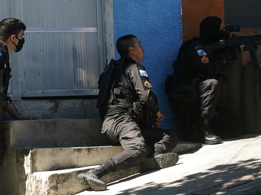 Petugas polisi mengambil posisi di dekat kompleks kumuh Sao Carlos selama operasi polisi setelah konfrontasi sengit antara geng narkoba di Rio de Janeiro, Brasil (REUTERS/RICARDO MORAES)