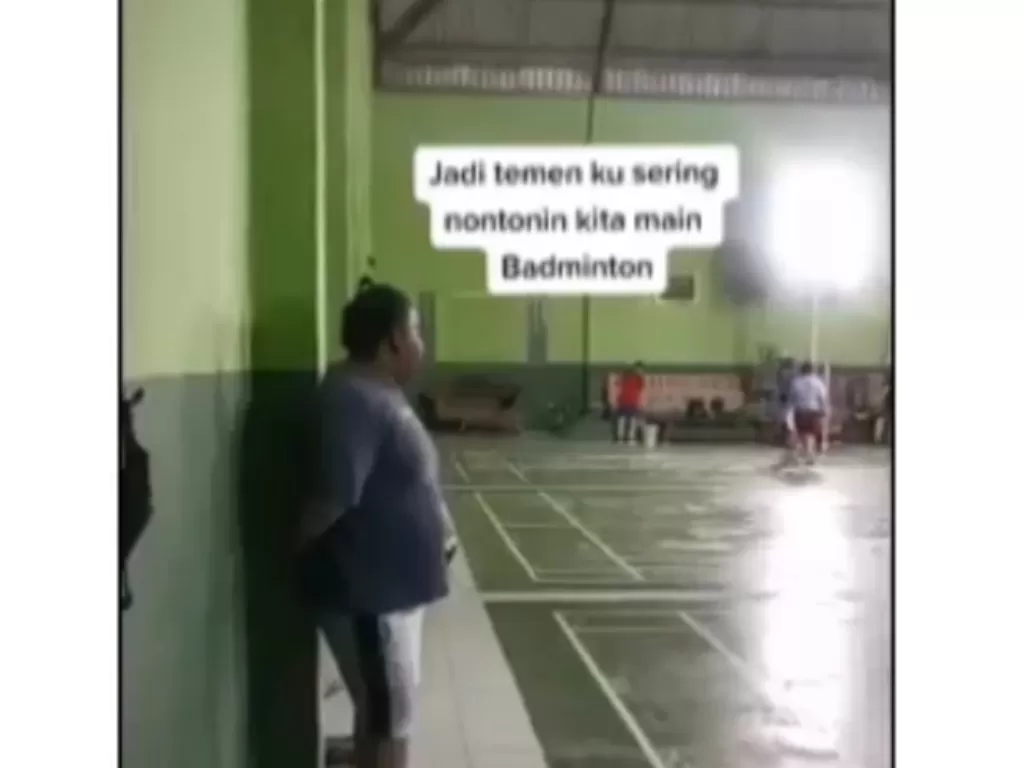 Pria hanya bisa nonton teman bermain badminton (Instagram/@nenk_update)