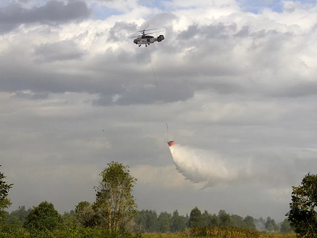 Helikopter milik Badan Nasional Penanggulangan Bencana (BNPB) melakukan water bombing di atas lahan gambut yang terbakar (ANTARA FOTO/Bayu Pratama S)