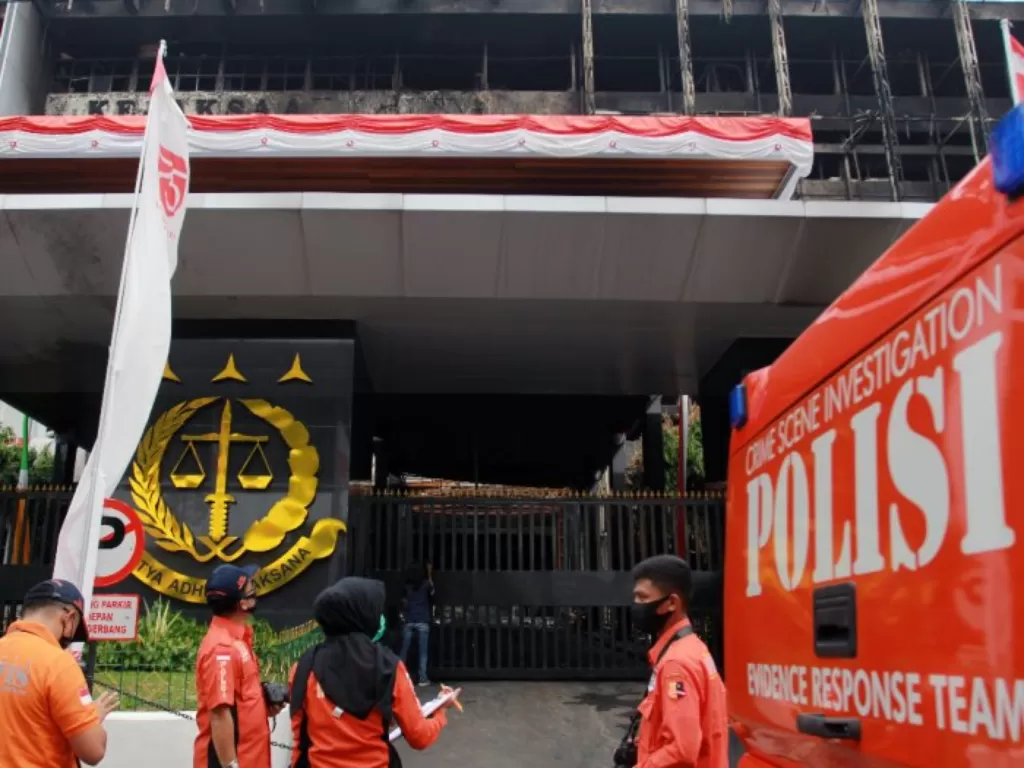 Petugas Indonesia Automatic Fingerprint Identification System (INAFIS) Mabes Polri bersiap melakukan olah tempat kejadian perkara (TKP) kebakaran gedung utama Kejaksaan Agung di Jakarta. (ANTARA FOTO/Muhammad Iqbal)