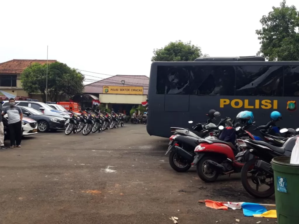 Kondisi Polsek Ciracas, Jakarta Timur usai penyerangan ratusan orang tak dikenal. (INDOZONE/Samsudhuha Wildansyah)