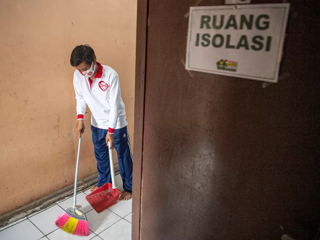 Petugas merapikan salah satu kamar indekos yang dijadikan ruang isolasi COVID-19 di Kelurahan Kuningan Barat, Jakarta Selatan, Jumat (28/8/2020). ANTARA FOTO/Nova Wahyudi