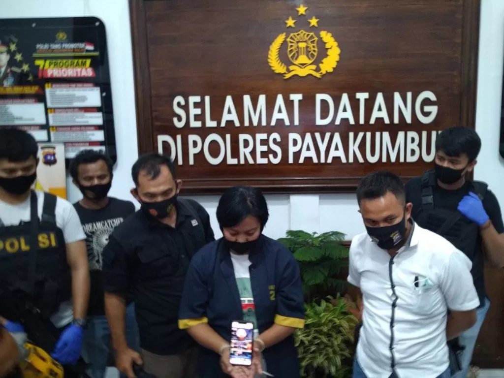 Wynda Susanti Tanjung (43), wanita yang mengaku polwan berpangkat AKBP. (Foto: Antara/Akmal Saputra)