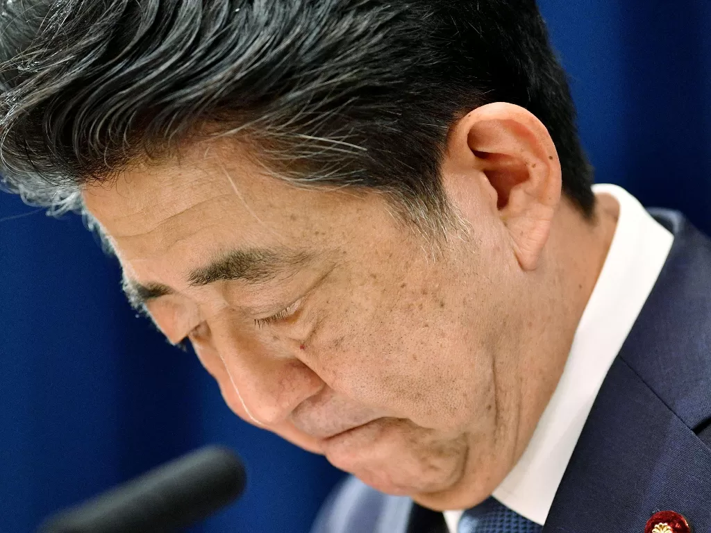 Perdana Menteri Jepang Shinzo Abe menundukkan kepalanya saat dia mengatakan dia mengundurkan diri selama konferensi pers di kediaman resmi perdana menteri di Tokyo, Jepang 28 Agustus 2020 (REUTERS/KYODO)
