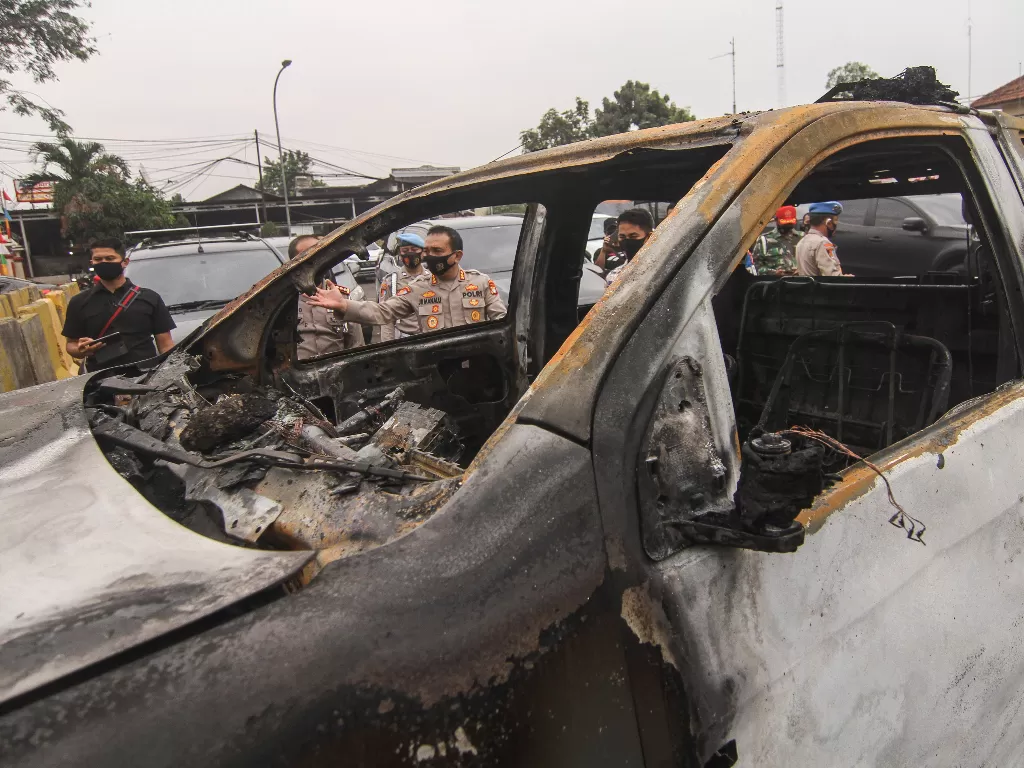 Kondisi mobil yang rusak akibat penyerangan di Polsek Ciracas, Jakarta, Sabtu, (29/8/2020). ANTARA FOTO/Asprilla Dwi Adha