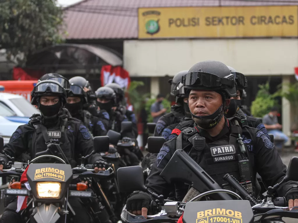 Sejumlah anggota Brimob berjaga setelah penyerangan di Polsek Ciracas, Jakarta, Sabtu, (29/8/2020). (ANTARA FOTO/Asprilla Dwi Adha)