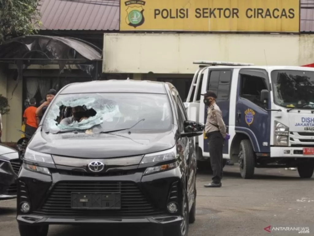  Suasana pascapenyerangan di Polsek Ciracas, Jakarta, Sabtu (29/8/2020). Polsek Ciracas dikabarkan diserang oleh sejumlah orang tak dikenal pada Sabtu (29/8) dini hari. (ANTARA FOTO/Asprilla Dwi Adha/hp/pri)