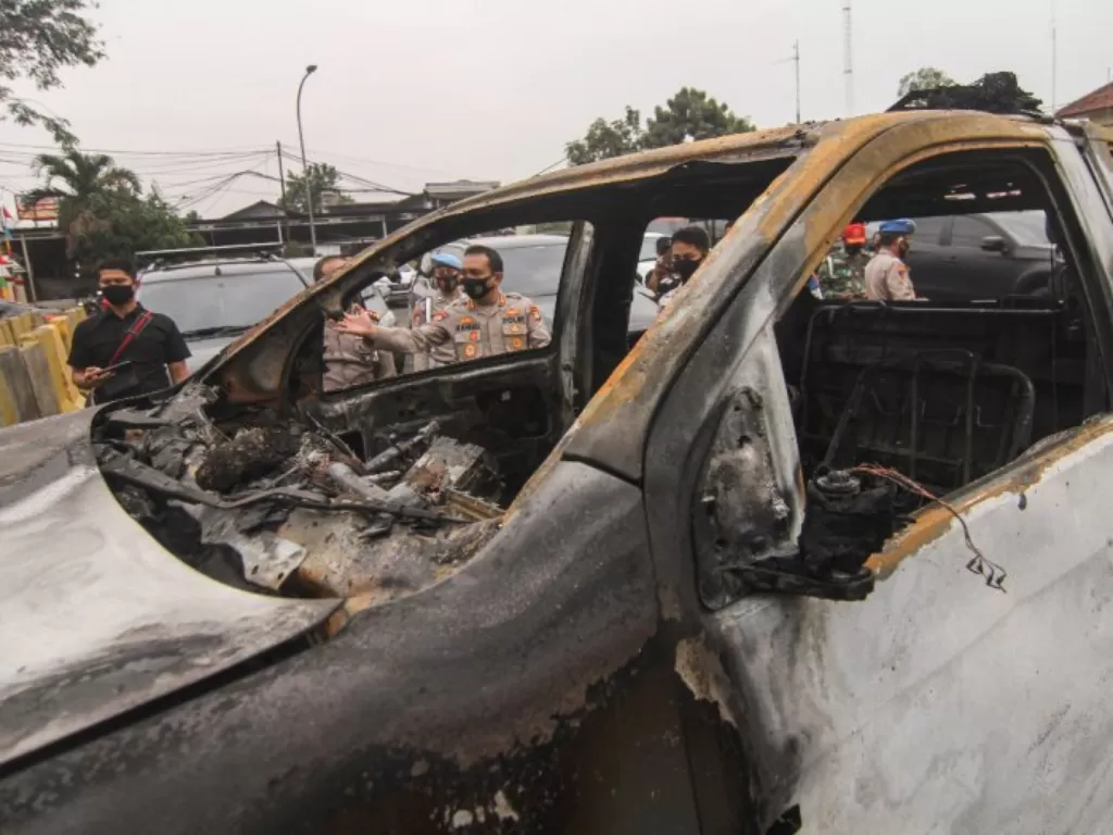 Kondisi mobil yang rusak akibat penyerangan di Polsek Ciracas, Jakarta, Sabtu, (29/8/2020). (ANTARA/Asprilla Dwi Adha)