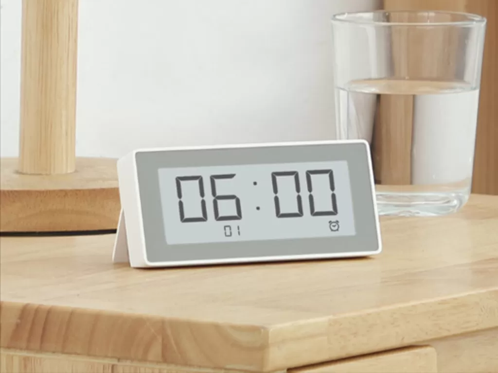 Jam pintar Xiaomi Smart Clock, Thermometer and Hygrometer (photo/Xiaomi via. Gizmochina)