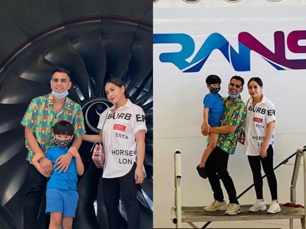 Raffi Ahmad dan keluarga berfoto di samping logo RANS yang terpampang di badan pesawat Garuda Indonesia. (Twitter @IndonesiaGaruda)