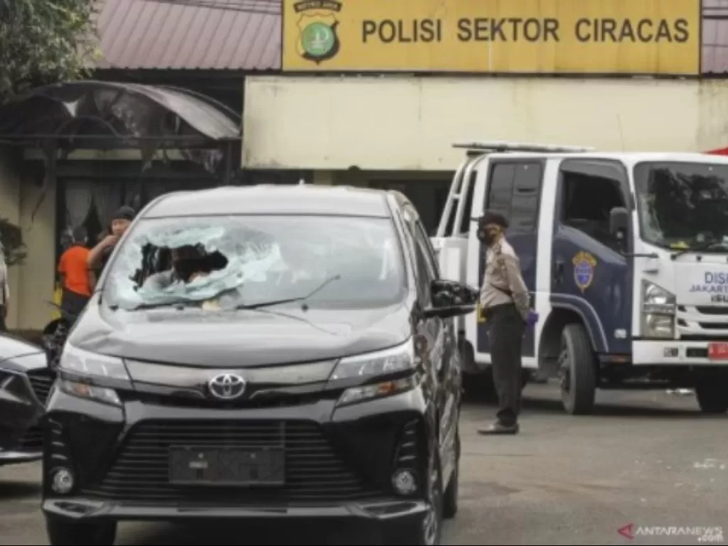 Suasana setelah penyerangan di Polsek Ciracas, Jakarta, Sabtu, (29/8/2020). Polsek Ciracas diserang oleh sejumlah orang tak dikenal pada Sabtu (29/8/2020) dini hari. (ANTARA FOTO/Asprilla Dwi Adha/hp)