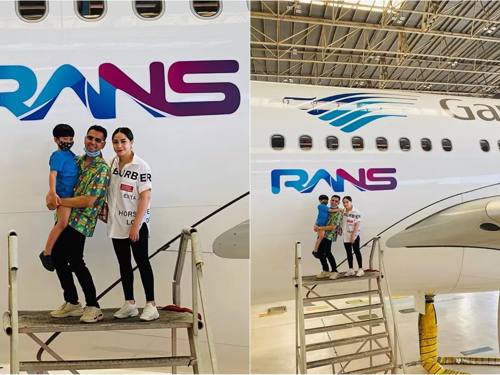 Raffi Ahmad dan Nagita Slavina saat berpose di depan pesawat Garuda Indonesia yang ada simbol RANS Entertainment. (Instagram/@raffinagita1717)