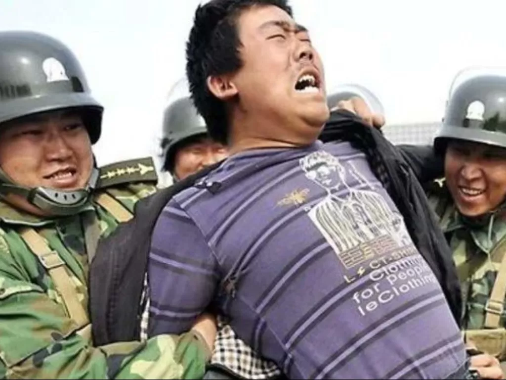 Foto unjukrasa mahasiswa di China tahun 2011 viral karena dianggap sebagai bentuk penindasan China terhadap muslim Uighur. (Twitter)