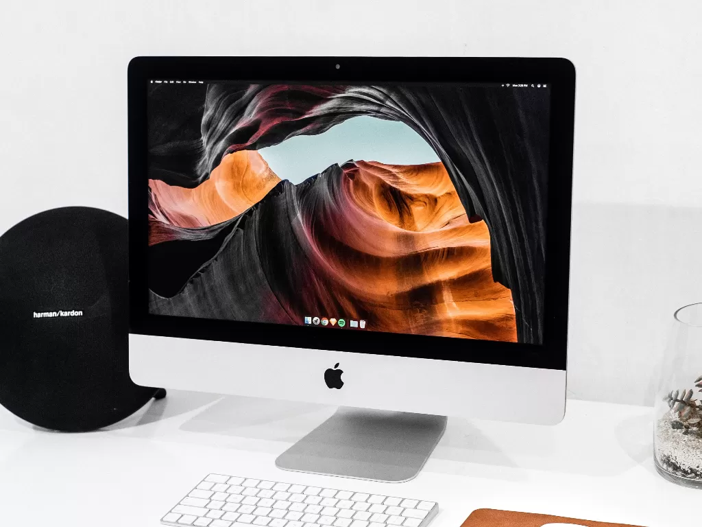Ilustrasi perangkat iMac warna silver (photo/Unsplash/Iswanto Arif)