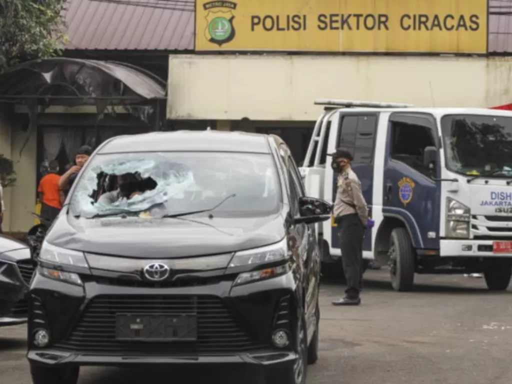 Suasana pasca penyerangan di Polsek Ciracas, Jakarta, Sabtu, (29/8/2020). (ANTARA FOTO/Asprilla Dwi Adha)