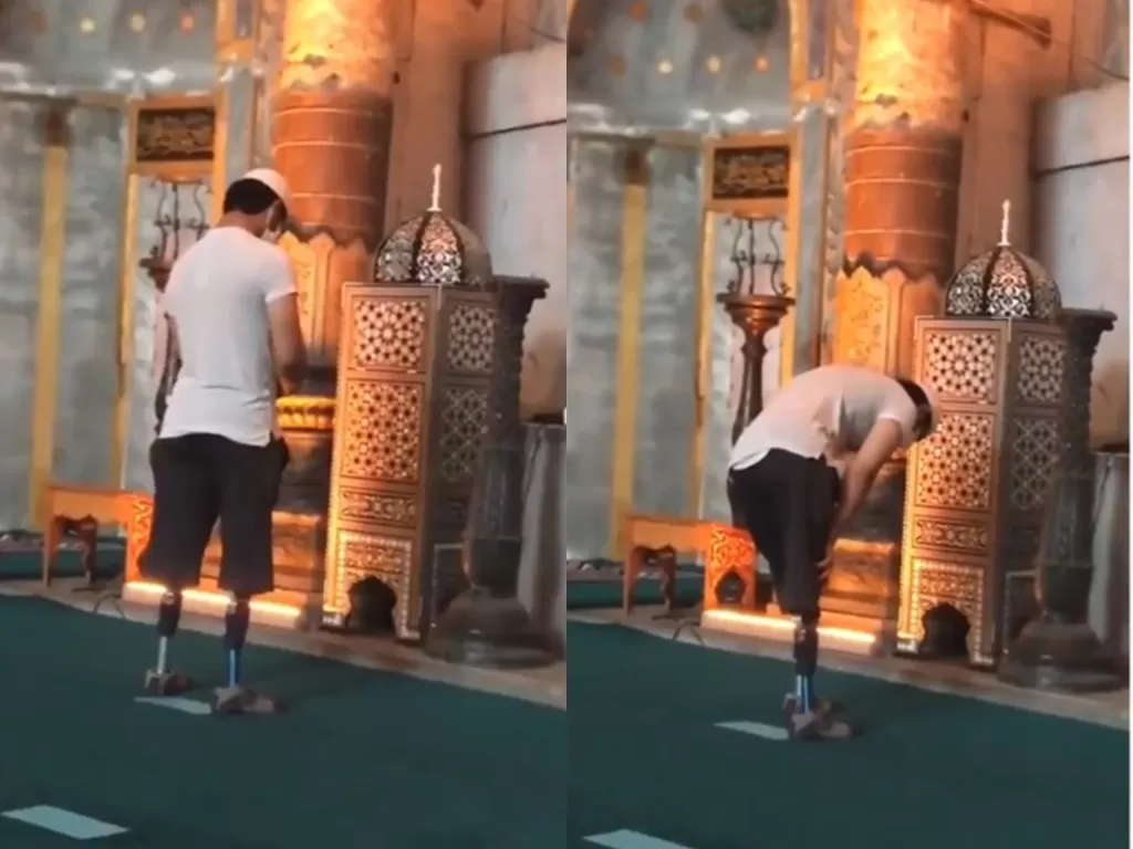 Potongan video pria dengan dua kaki palsu yang tengah menunaikan ibadah shalat di masjid. (photo/Instagram/istimewa)