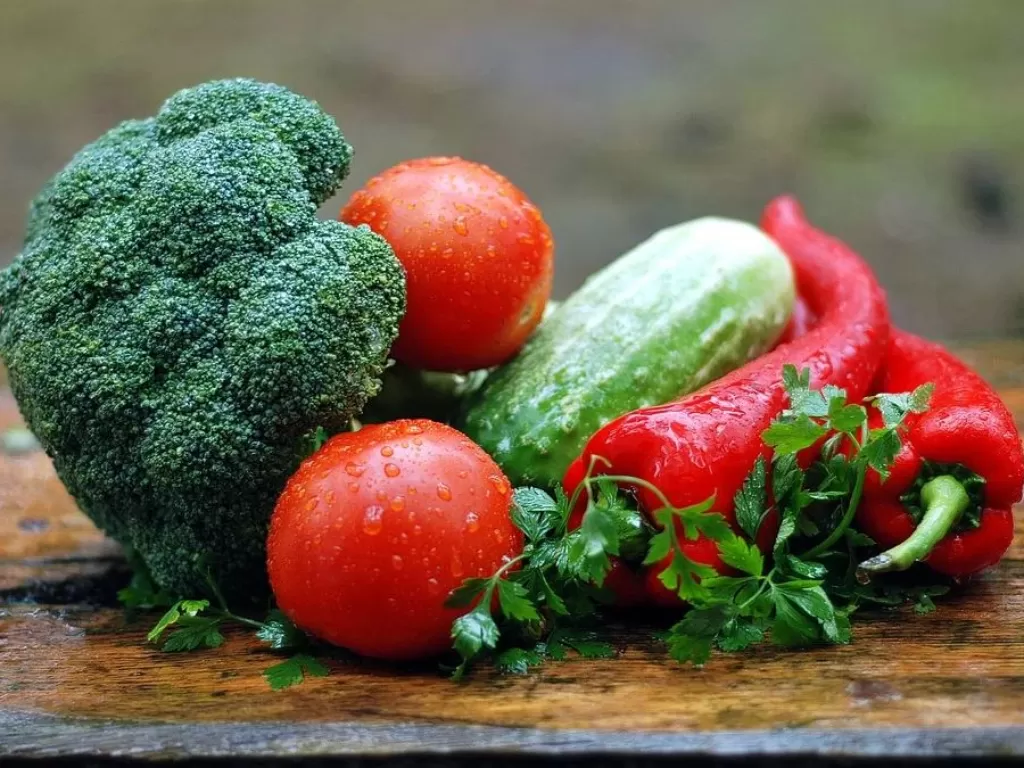 Sayuran hijau, tomat dan timun yang sebaiknya tidak masuk freezer. (Pixabay/JerzyGorecki)