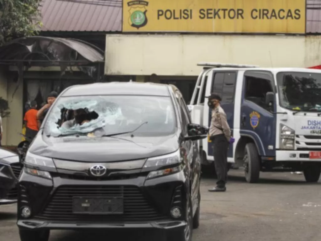 Suasana pasca penyerangan di Polsek Ciracas, Jakarta, Sabtu, (29/8/2020). (ANTARA FOTO/Asprilla Dwi Adha)