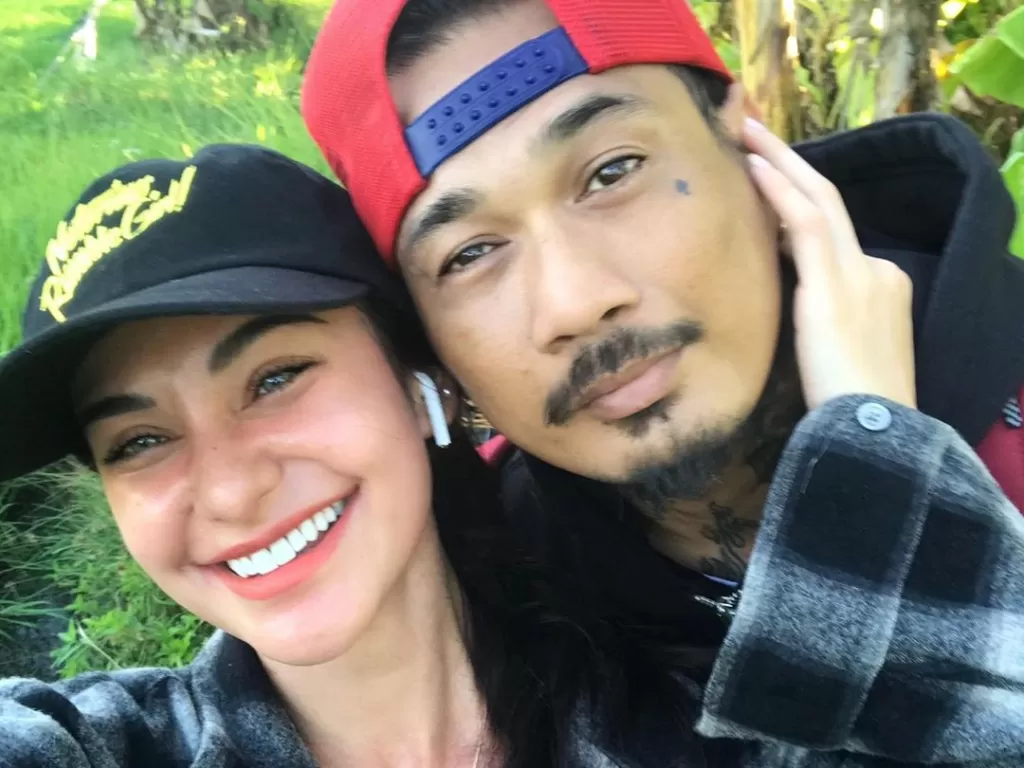 Foto mesra Jerinx dan istrinya. (Instagram)