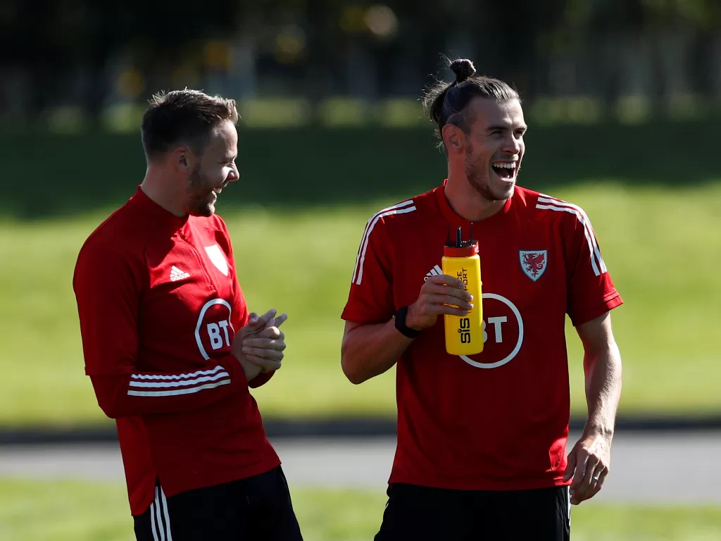 Gareth Bale dari Wales bersama Chris Gunter selama latihan (REUTERS/ANDREW BOYERS)
