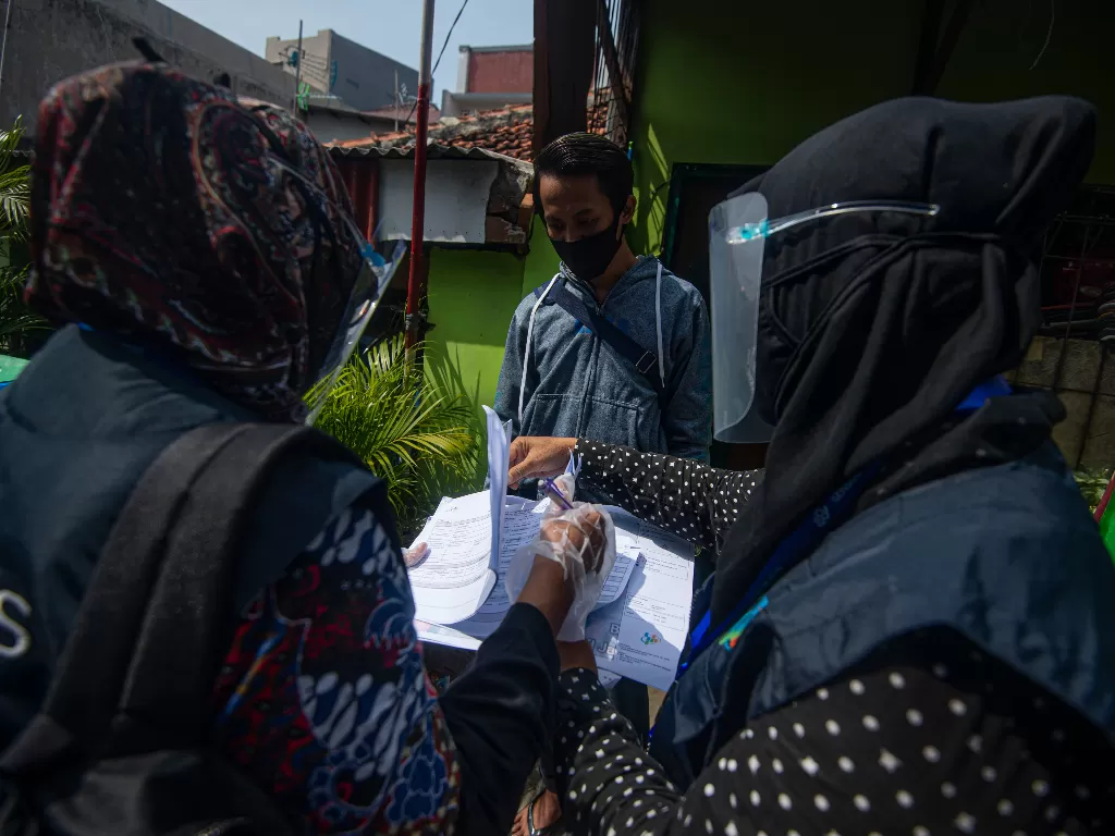 Petugas Badan Pusat Statistik (BPS) melakukan sensus penduduk secara langsung ke permukiman warga di Kebon Bawang, Tanjung Priok, Jakarta, Selasa (1/9/2020). ANTARA FOTO/Aditya Pradana Putra