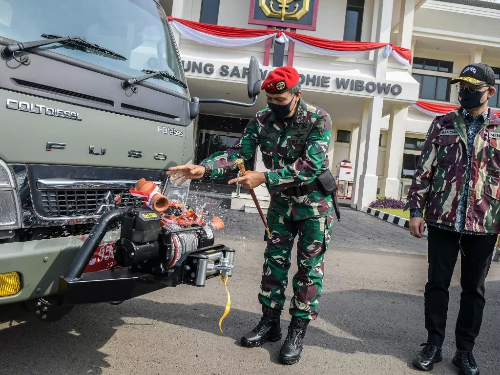 Menteri Sosial Juliari Batubara (ketiga kiri) bersama Komandan Jenderal Kopassus Mayjen TNI I Nyoman Cantiasa (kiri) meresmikan kendaraan penanggulangan bencana alam di Markas Komando pasukan Khusus (Kopassus) di Cijantung, Jakarta Timur, Selasa (1/9/2020