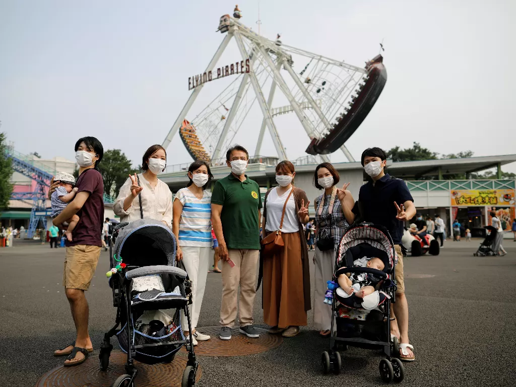 Kieko Uchida, 62, berpose untuk foto bersama anggota keluarganya (REUTERS/ISSEI KATO)