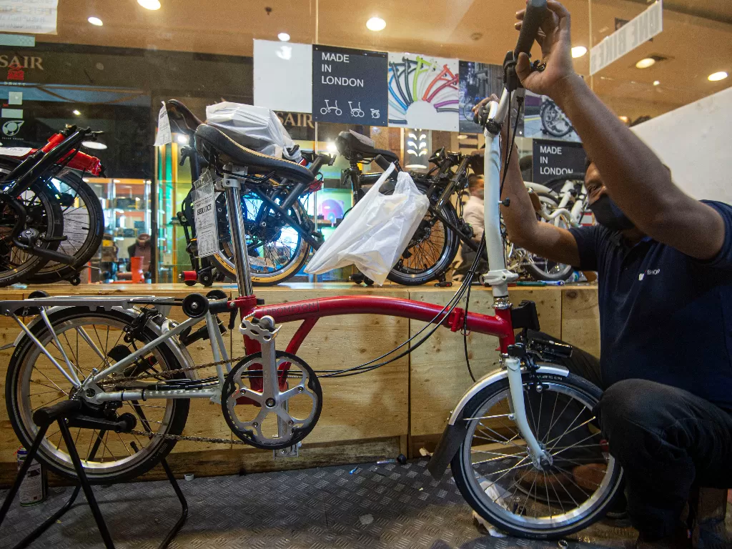 Montir memperbaiki produk sepeda impor asal Inggris milik pelanggan salah satu pusat servis di Jakarta, Rabu (2/9/2020). ANTARA FOTO/Aditya Pradana Putra