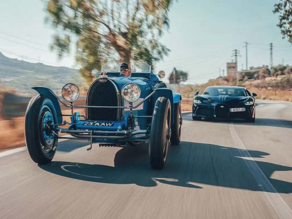 Mobil Bugatti Type 35 dan Bugatti Divo (photo/Bugatti via. Motor1)