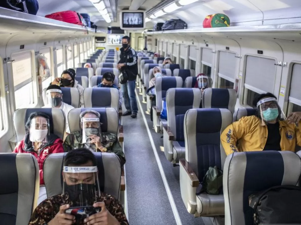 Penumpang duduk di dalam rangkaian gerbong KA Bima rute Stasiun Gambir-Malang PP di Stasiun Gambir, Jakarta, Sabtu (11/7/2020). (ANTARA/Aprilio Akbar)