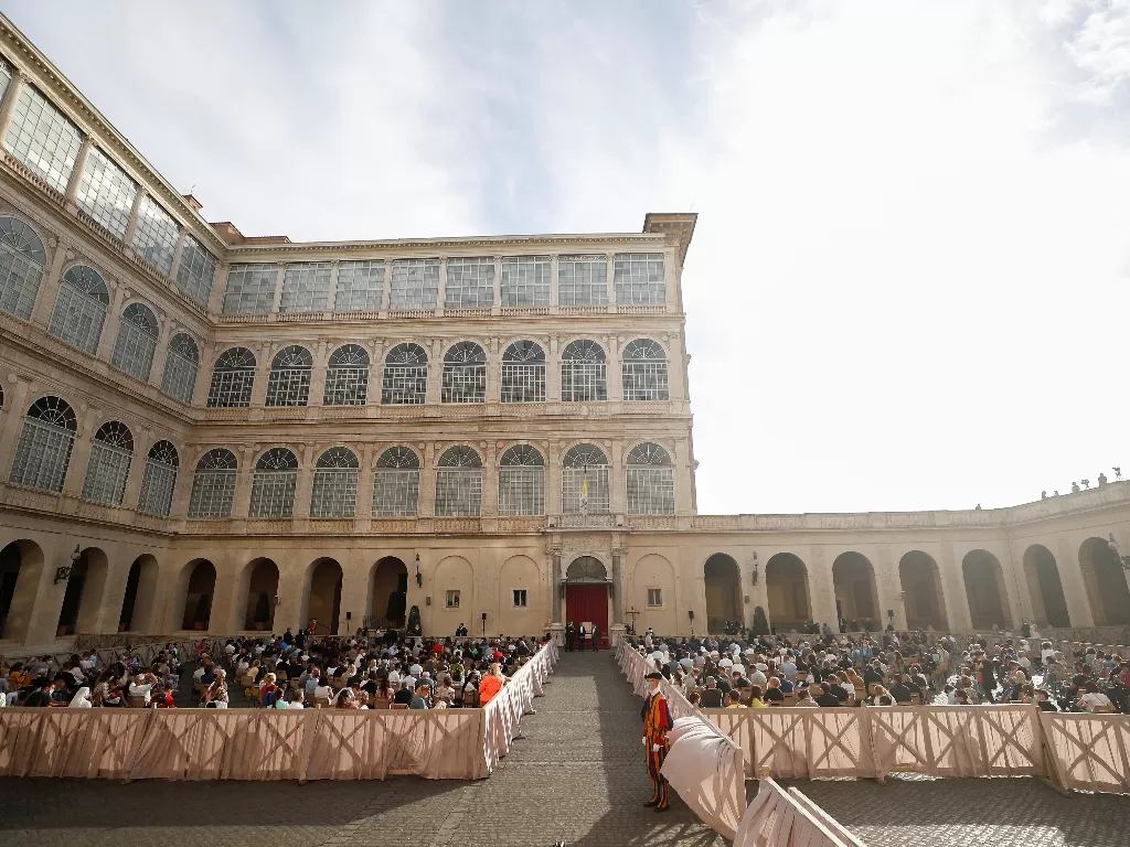 Pemandangan umum halaman San Damaso pada hari Paus Francis mengadakan audiensi umum mingguan pertama (REUTERS/Guglielmo Mangiapane)