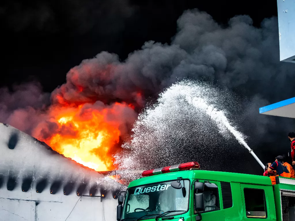 Petugas pemadam berupaya memadamkan api yang membakar gudang pabrik elektronik PT Hartono Istana Teknologi, di Sayung, Demak, Jawa Tengah, Selasa (1/9/2020). ANTARA FOTO/Aji Styawan