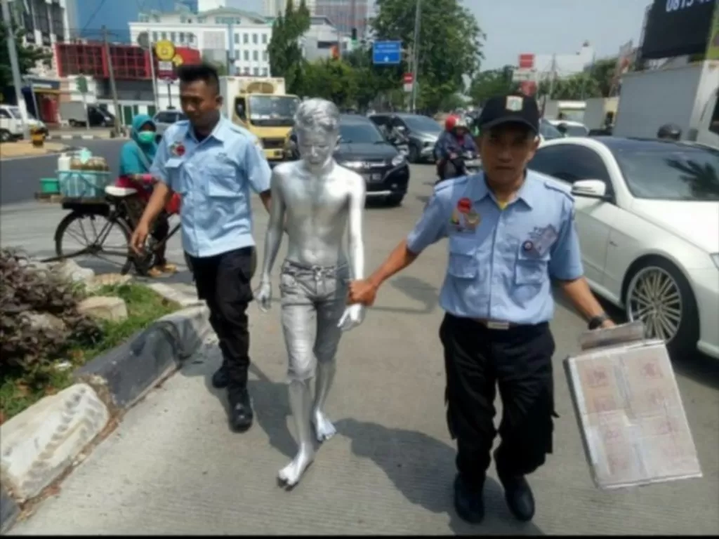 Manusia Silver terjaring razia di Jakarta. (Dok. Suku Dinas Sosial Jakarta Barat).