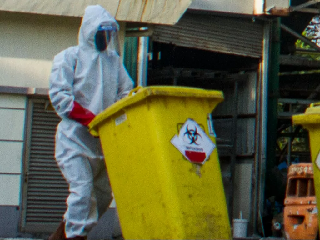 Petugas membawa limbah medis (ANTARA FOTO/M Ibnu Chazar)