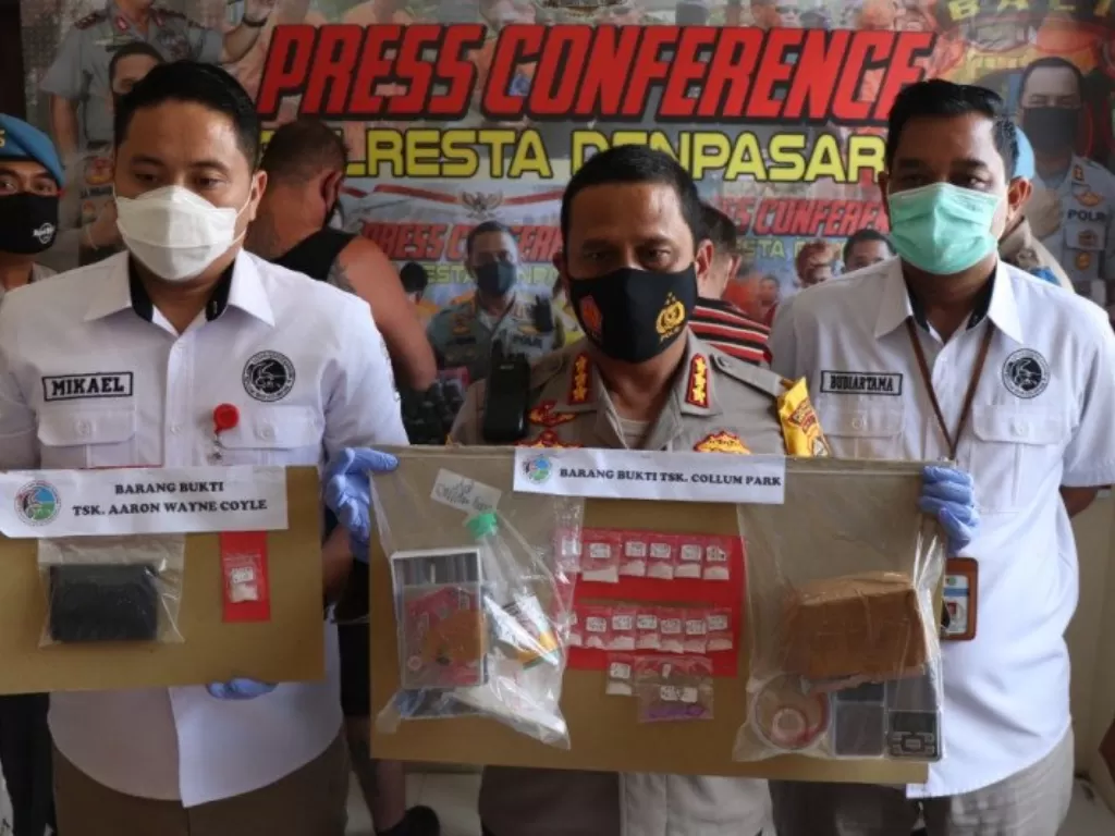 Kapolresta Denpasar bersama Kasat Narkoba Polresta Denpasar menunjukkan barang bukti narkotika, dua warga asing asal Australia dan Inggris. (ANTARA/Ayu Khania Pranisitha)