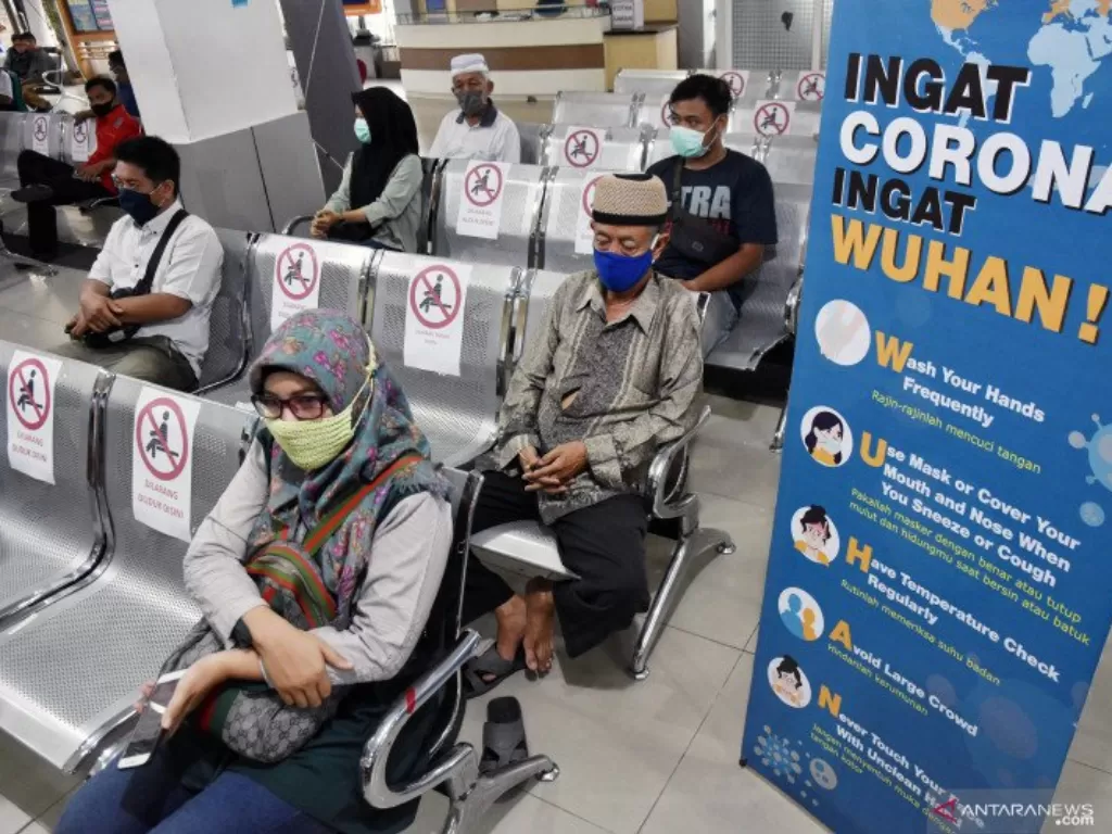 Ilustrasi -Sejumlah warga duduk berjarak sambil mengenakan masker saat mengantre di kantor Samsat Kota Pekanbaru, Provinsi Riau, Selasa (1/9/2020). . ANTARA FOTO/FB Anggoro/foc.