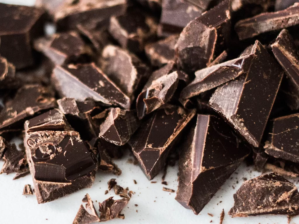 Cokelat, makanan yang dapat mengurangi serangan jantung (Unsplash/Charisse Kenion)