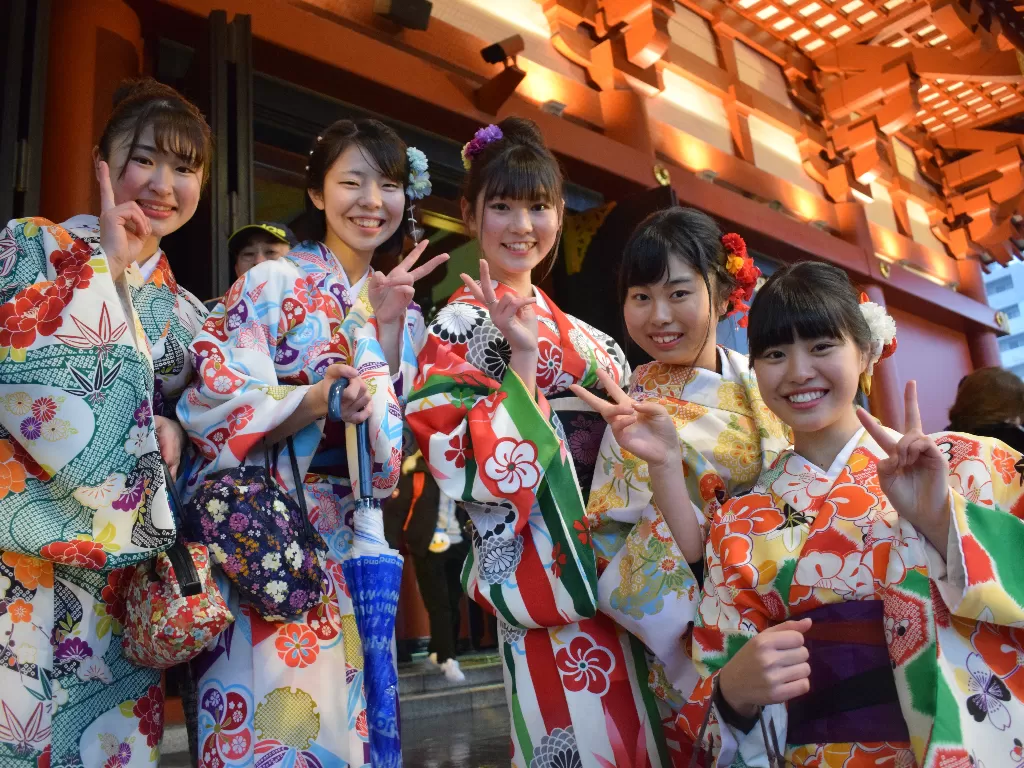 Ilustrasi wanita Jepanng memakai Kimono. (Unsplash/@sofiamon)