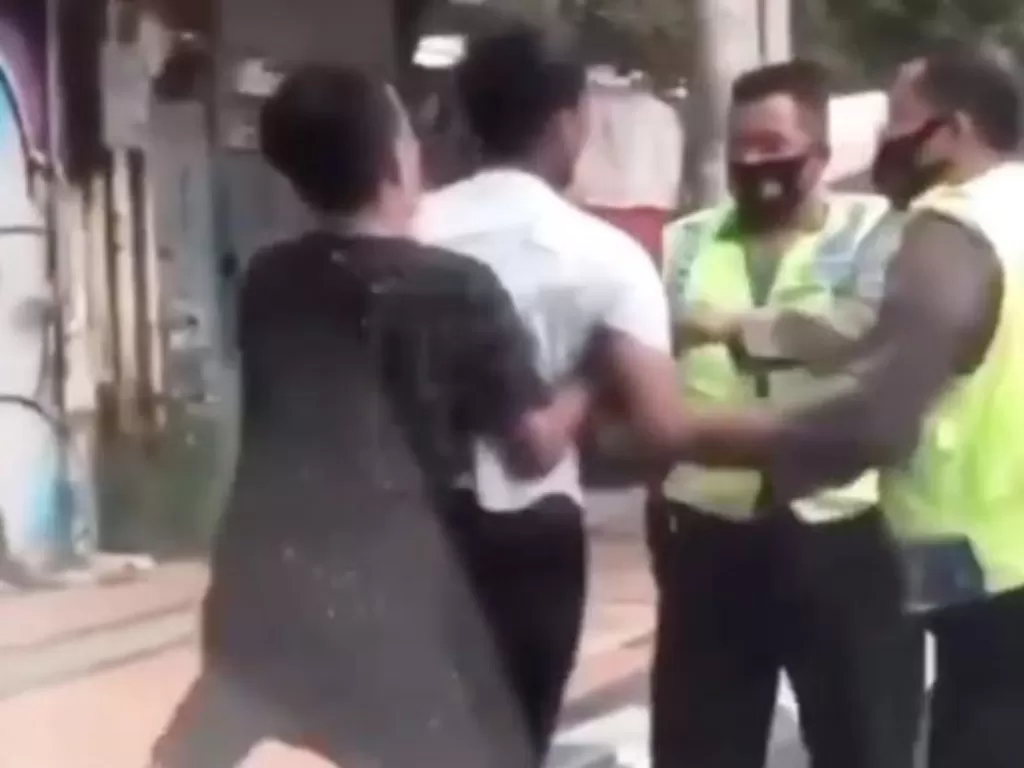 Pria melawan saat mau ditangkap polisi, diduga mabuk dan memukuli orang tua sampai berdara. (Instagram/@media.virals)