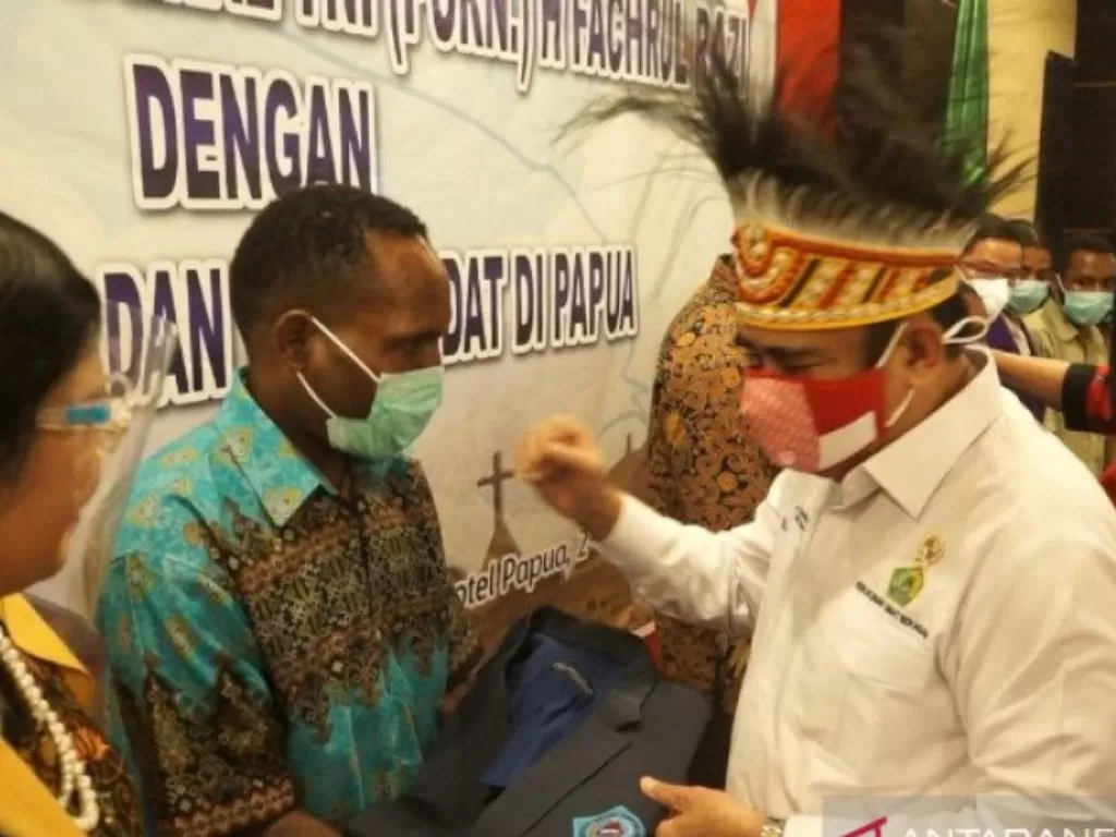 Menteri Agama Fachrul Razi melepas secara simbolis penerima beasiswa dari Papua di Jayapura. (ANTARA/Hendrina Dian Kandipi)