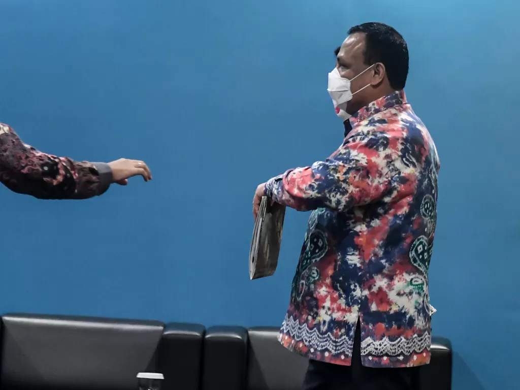 Ketua KPK Firli Bahuri berjalan meninggalkan ruangan usai mengikuti sidang lanjutan terkait dugaan pelanggaran kode etik, di gedung KPK C1, Jakarta, Jumat (4/9/2020). ANTARA FOTO/Muhammad Adimaja
